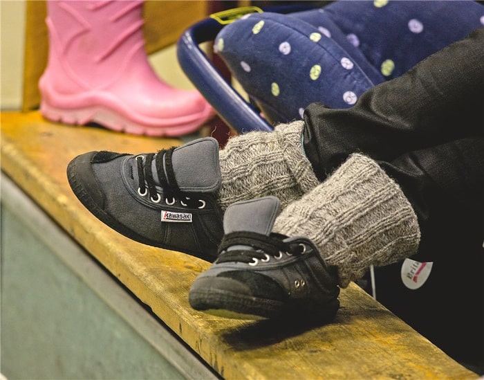 как растянуть кроссовки в ширину