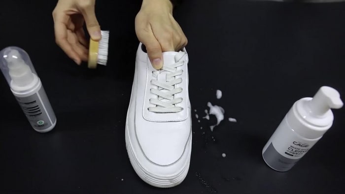 как стереть ручку с кроссовок