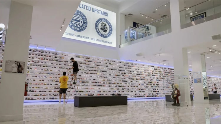 bezdomnyj-otkryl-magazin-poderzhannyh-krossovok 3-min.jpg