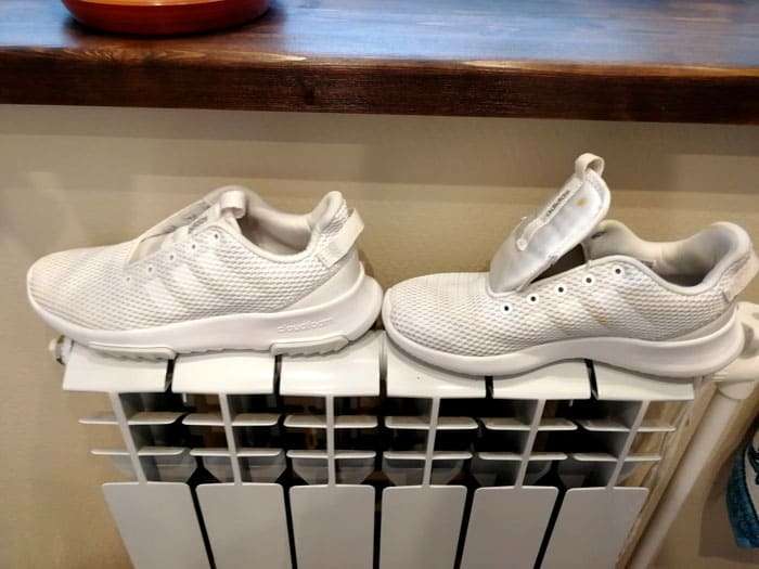 сушка кроссовок на батарее.jpg