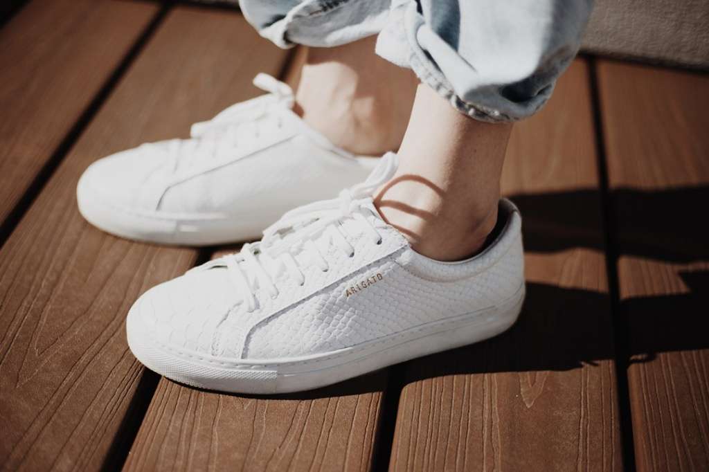 С чем носить белые женские кроссовки2.jpg