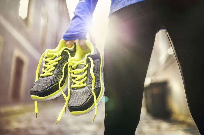 почему скрипит подошва кроссовок при ходьбе