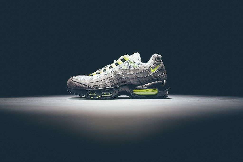 Nike-Air-Max-95-OG-Neon-Retro-2015-554970-071-4.jpg