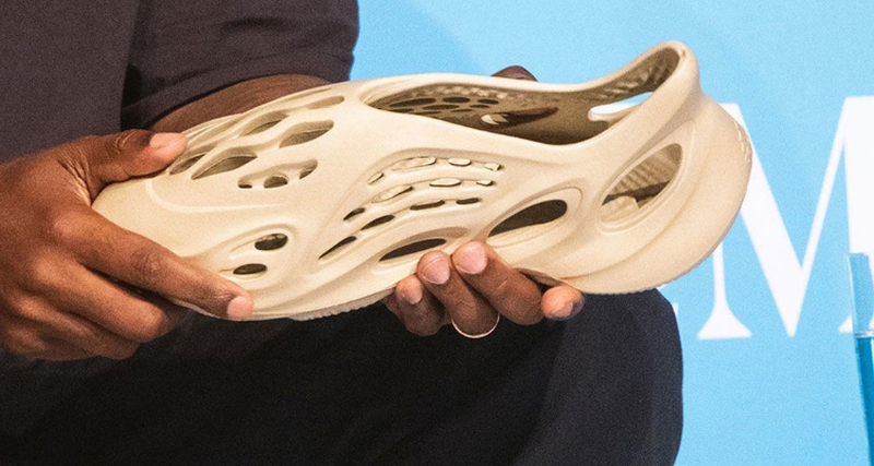 Канье Уэст представил кроссовки из водорослей.png